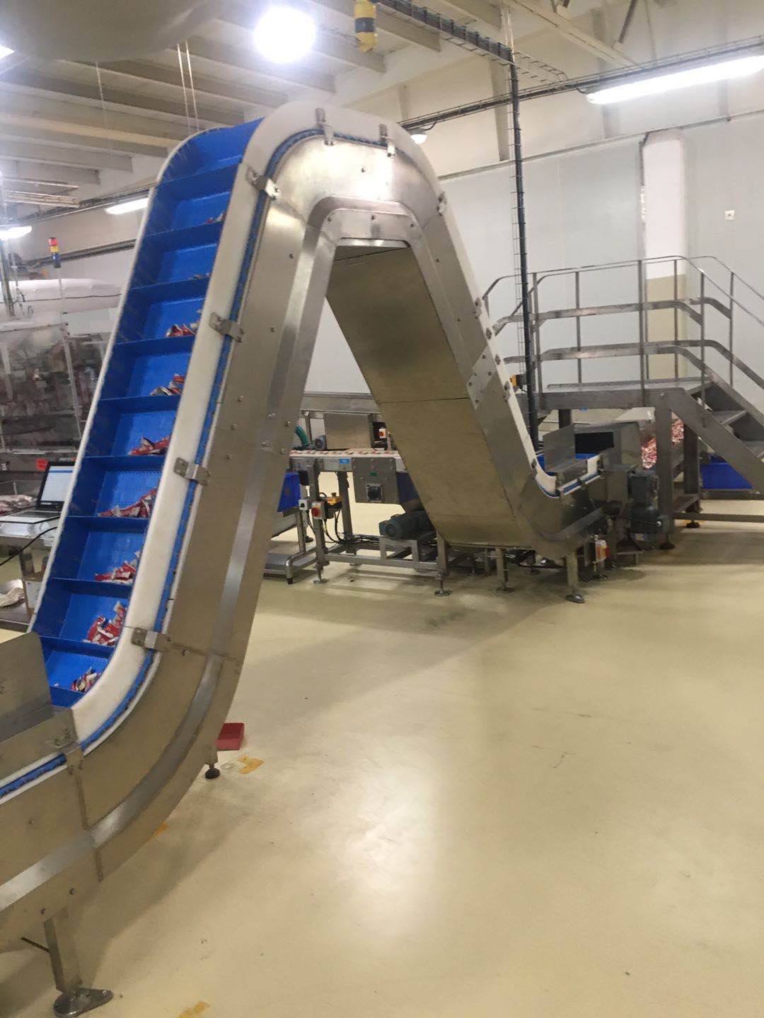 爬坡?lián)醢寰W(wǎng)帶輸送機